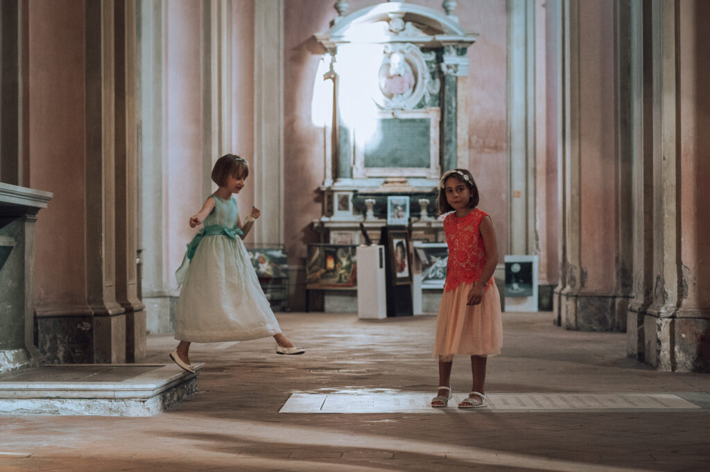 kids playing in the church wedding photographer Brussels